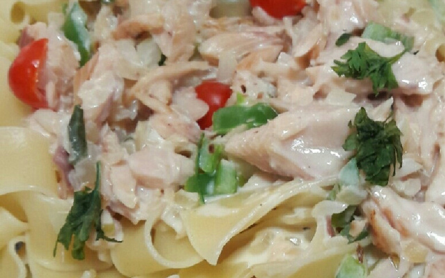 Talharim com truta defumada