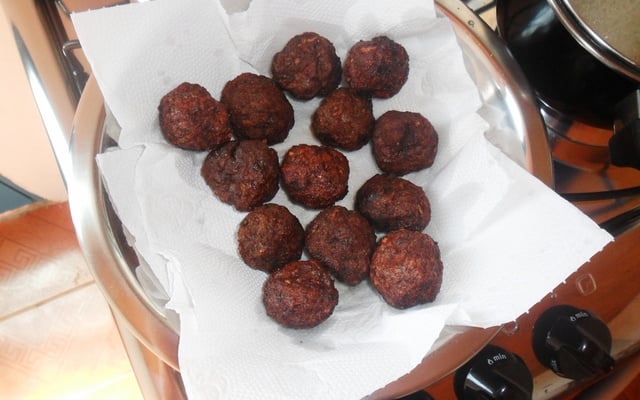 Bolinho de carne moída com hortelã