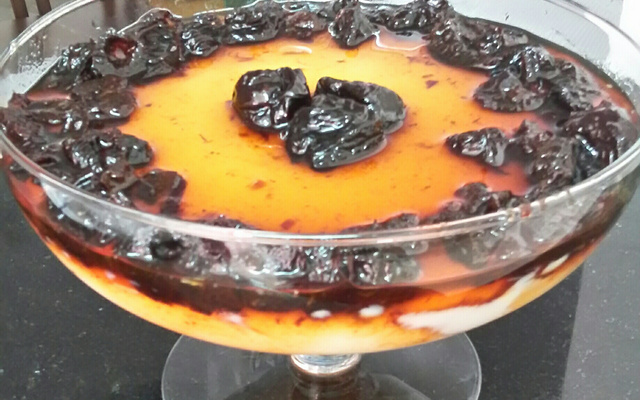 Manjar branco com calda de ameixas