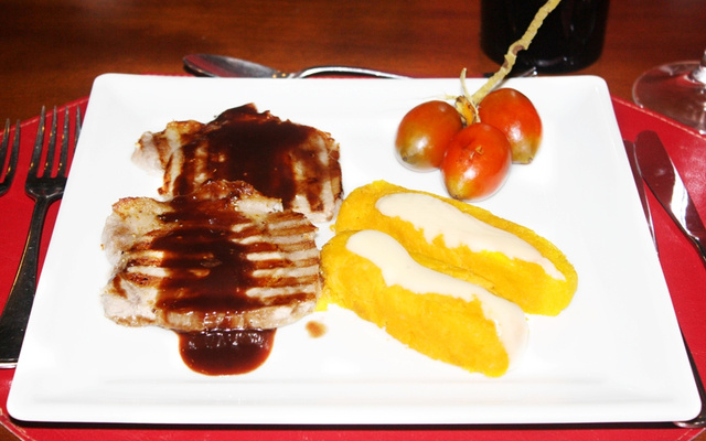 Lombo suíno com purê de pupunha ao molho de açaí