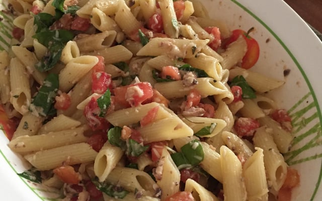 Salada de macarrão com sardinha