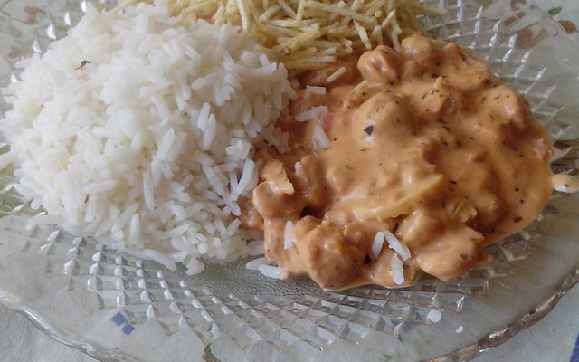 Estrogonofe de P.T.S. (proteína texturizada de soja)