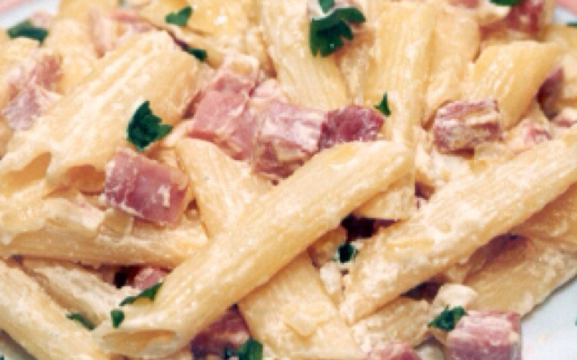 Macarrão com queijo e presunto