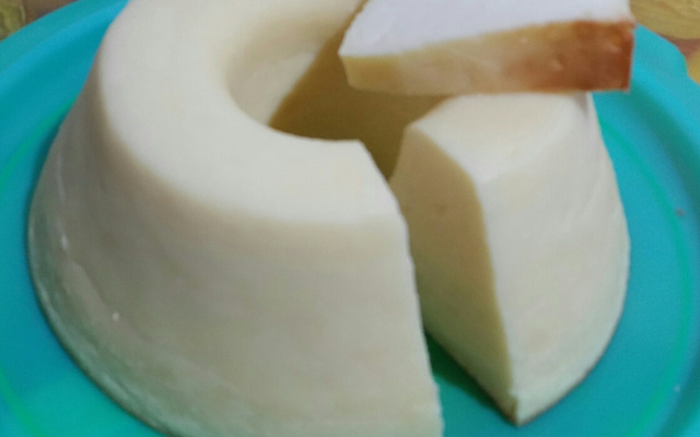 Bolo de carimã com leite condensado