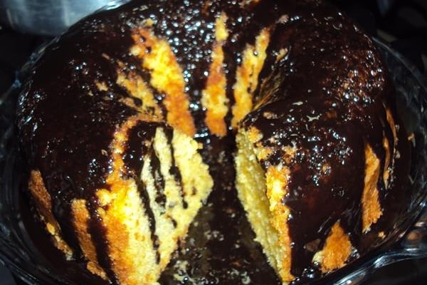 Bolo de laranja com cobertura de chocolate