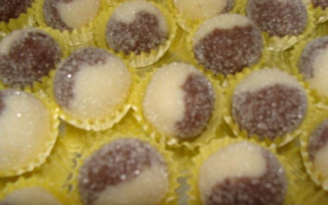 Docinho bicolor de leite em pó