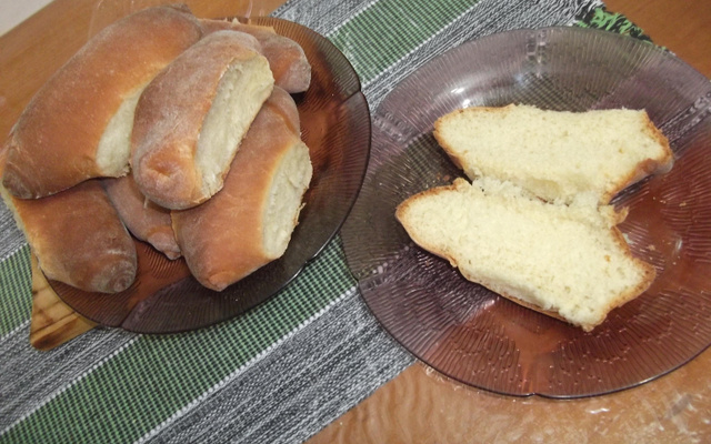 Pão de cachorro quente na máquina de pão