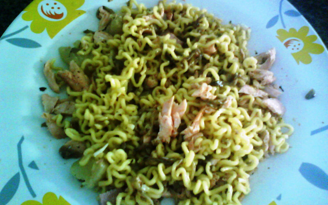 Macarrão ao molho de berinjelas e salmão