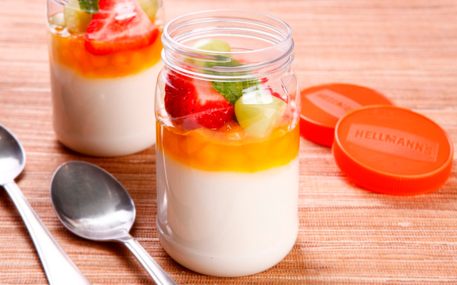 Manjar de coco com calda de manga e frutas