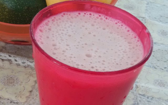 Vitamina de banana com leite  e morango