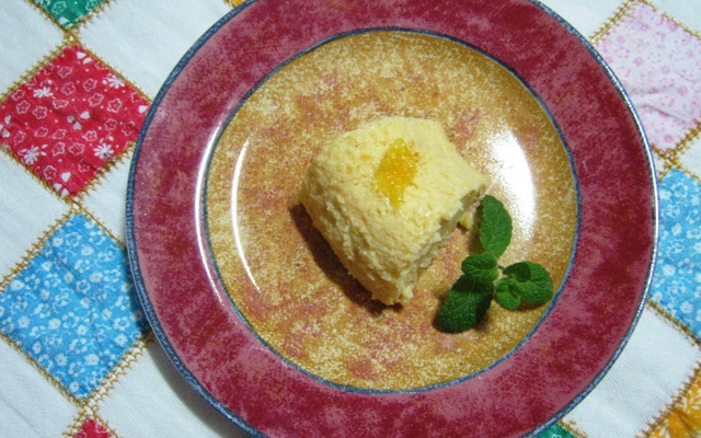 Pudim prático de damasco enfeitado com hortelã