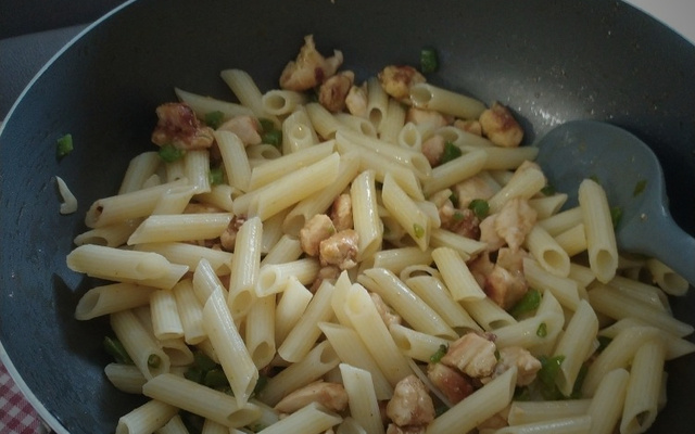 Macarrão alho e óleo com frango