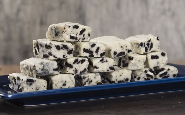 Pedaços de palha italiana de Oreo empilhadas em prato