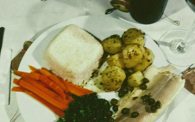 Truta no vapor de ervas com vegetais