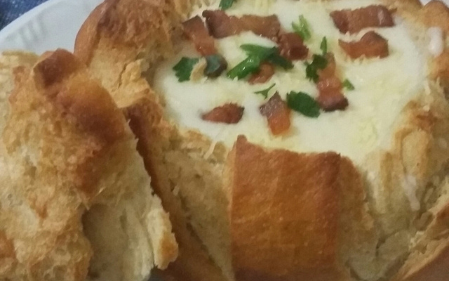 Sopa creme de queijos no pão italiano