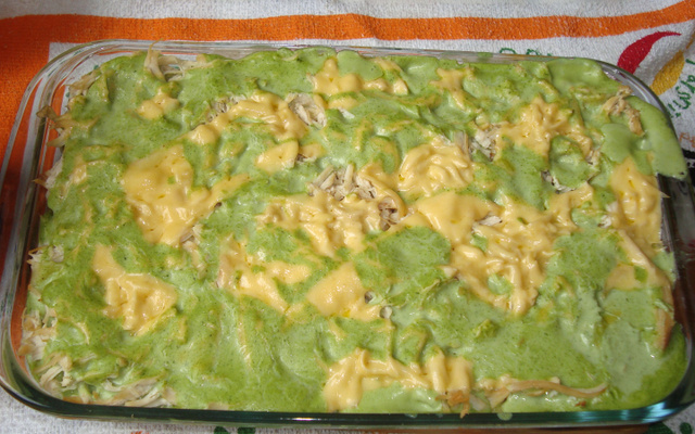 Macarrão penne ao molho branco e frango desfiado