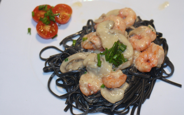Massa Negra ao molho de camarões