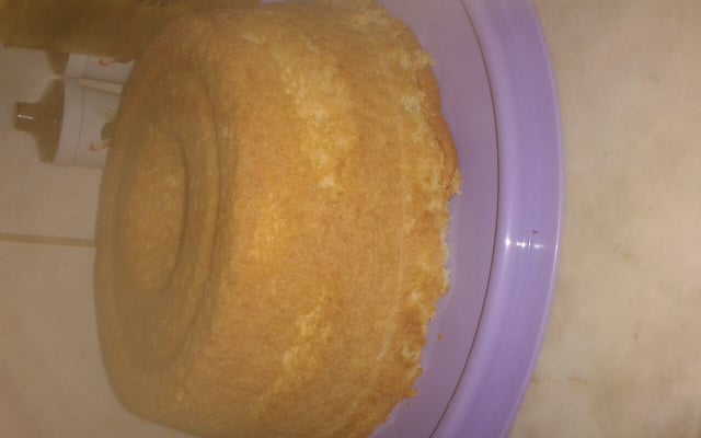 Bolo pão-de-ló com coco