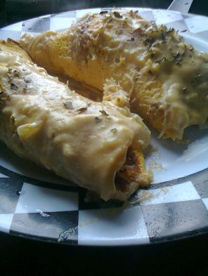 Panqueca de cenoura com frango e creme de milho