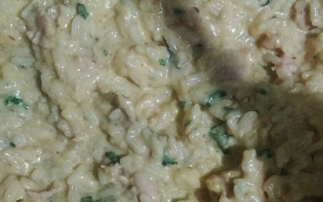 Arroz cremoso com linguiça, alho e ervas