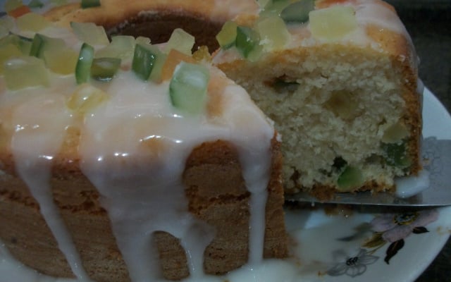 Bolo de limão com frutas cristalizadas