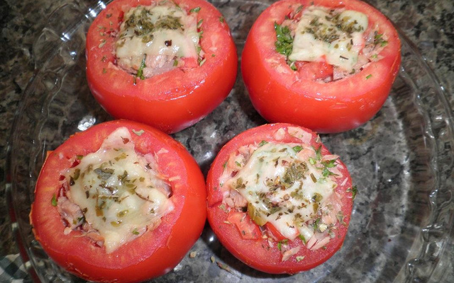 Tomates recheados com atum defumado