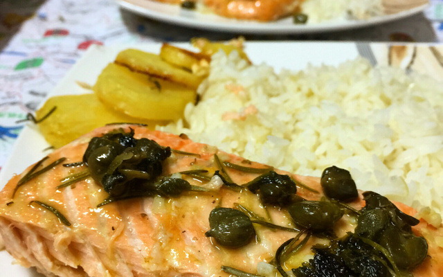 Salmão com alcaparras
