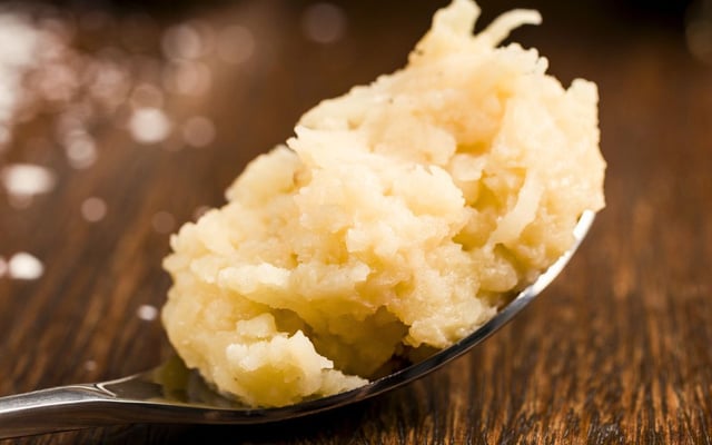 Cocada de leite condensado cremosa e simples na colher