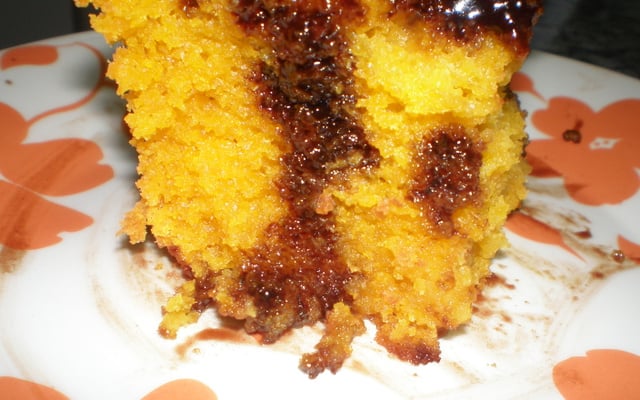 Bolo de cenoura com cobertura crocante de chocolate da Rosineide