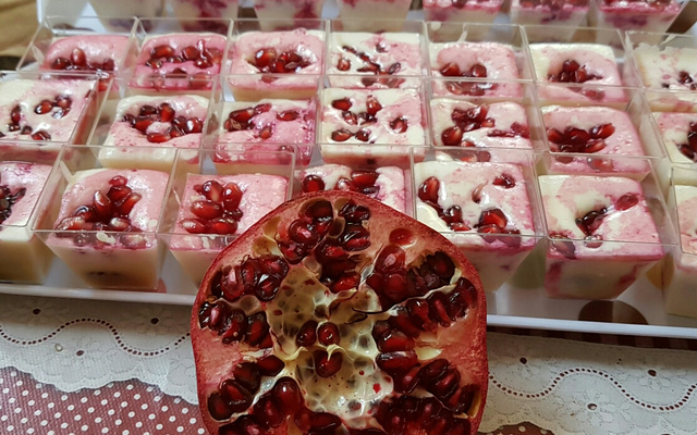 Mousse com Calda de Romã