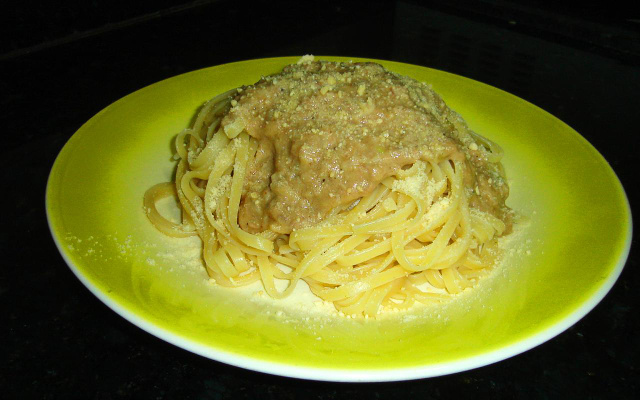 Linguini ao molho de atum e salsa desidratada