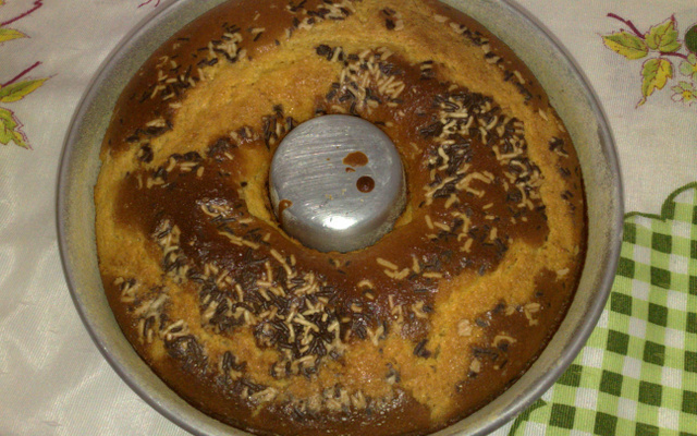 Bolo de fubá de liquidificador com erva-doce e leite condensado