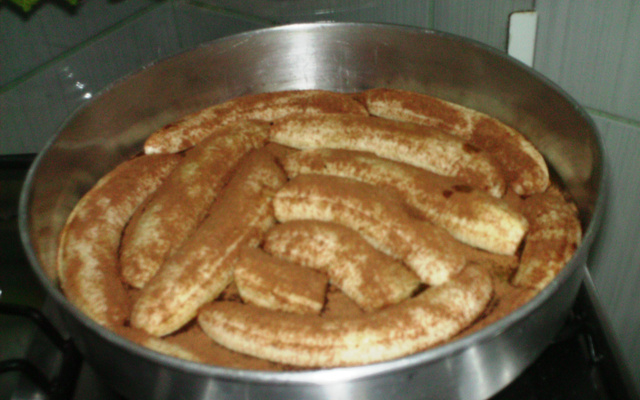 Bolo de banana caramelada e massa de polentina