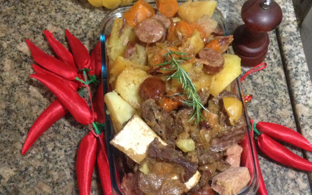 Costela bovina na panela de pressão com linguiça calabresa e bacon