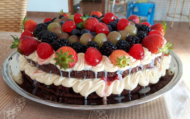 Naked cake de chocolate com brigadeiro branco e frutas vermelhas