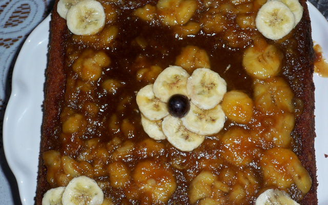 Bolo de banana com calda delícia