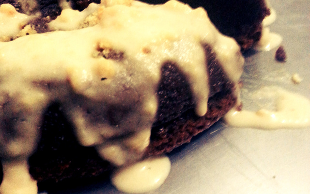 Brigadeirão com biscoito e calda cremosa