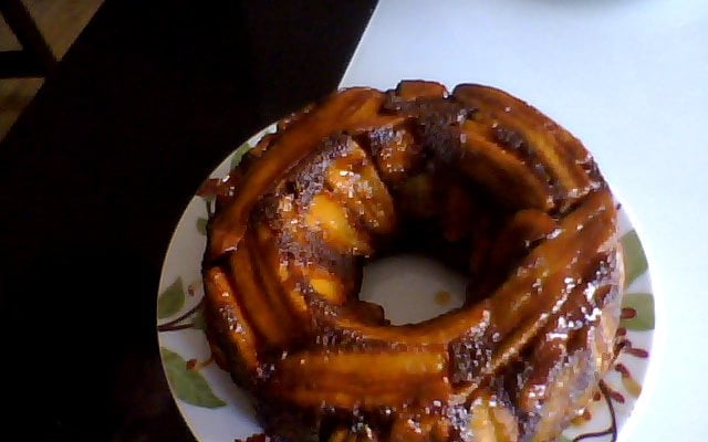 Bolo de chocolate com banana caramelizada
