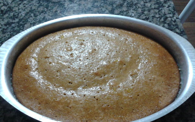 Bolo integral com calda de laranja