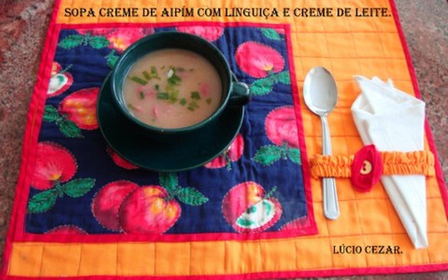 Sopa creme de aipim (mandioca) com linguiça e creme de leite