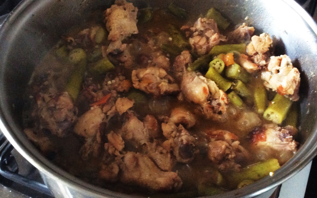 Frango à mineira (frango com quiabo)