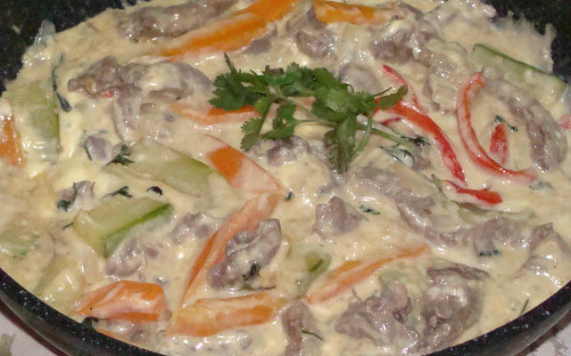 Iscas de carne com legumes cremoso