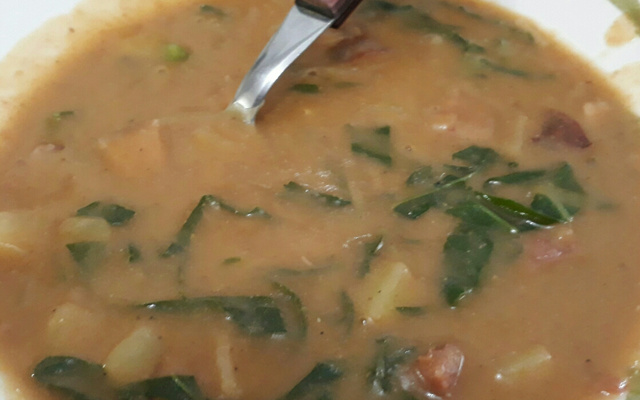 Caldo de feijão com linguiça calabresa