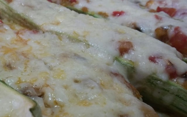 Abobrinha recheada com tomate e queijo