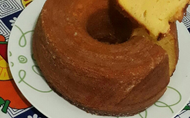 Bolo de fubá com queijo parmesão