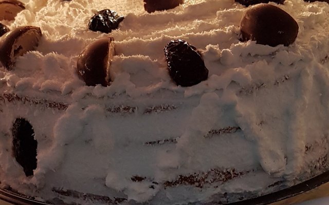 Torta de ameixa com doce de leite