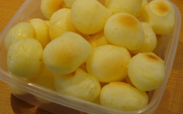 Pão de queijo com bastante queijo