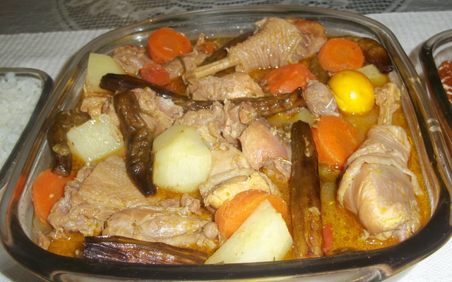 Galinha caipira com quiabo e legumes