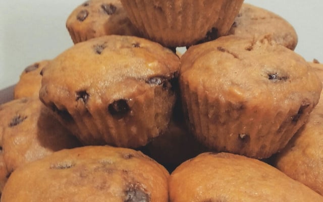 Cupcake de cenoura com gotas de chocolate