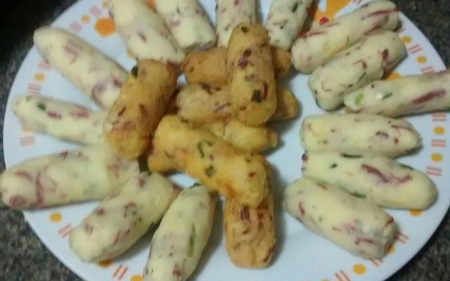 Bolinho de mandioca com recheio de carne seca